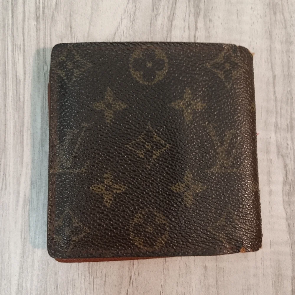 Louis Vuitton Men’s Monogram Billfold Wallet